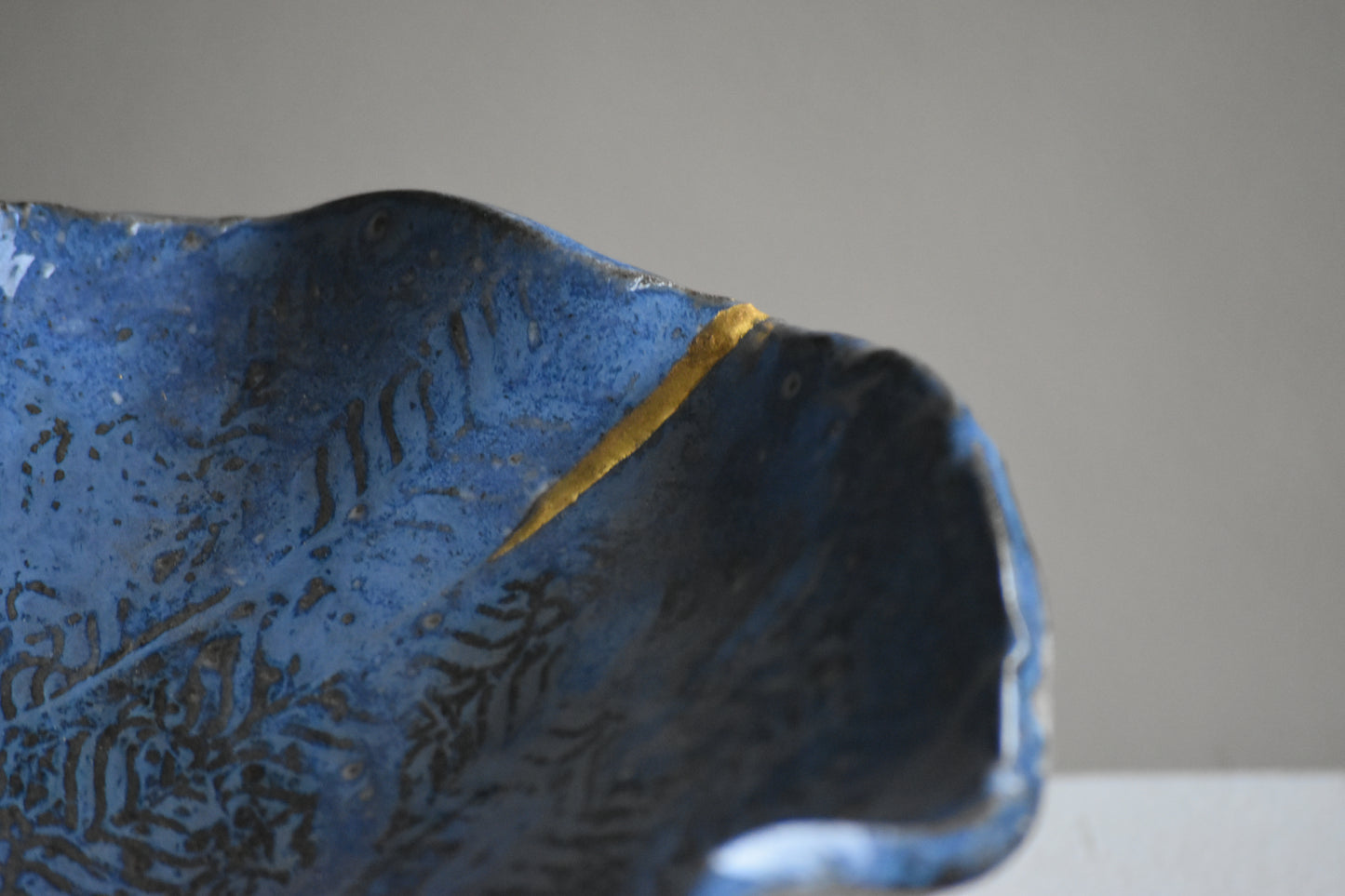 Textured Server Gold Kintsugi detai